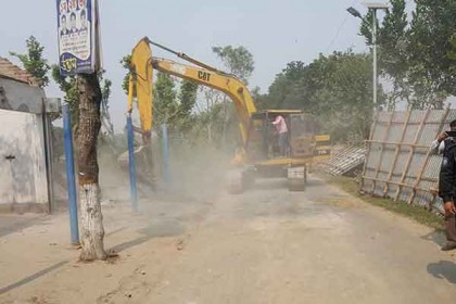ভেড়ামারায় দখলমুক্ত করতে উচ্ছেদ অভিযান 