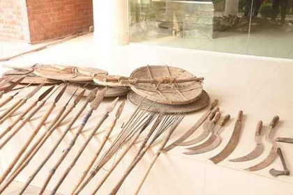 কুষ্টিয়ায় পুলিশি অভিযানে অস্ত্রসহ আটক ৫