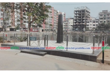 রাতের আঁধারে নির্মাণ হয় কুমিল্লার প্রথম শহীদ মিনার