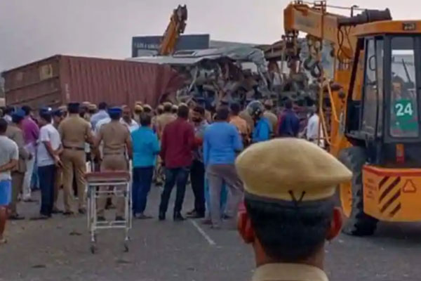 ভারতের তামিলনাড়ুতে বাস-লরির সংঘর্ষে নিহত ২০
