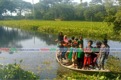 শিক্ষার্থীদের রশি টেনে নৌকায় পারাপার 