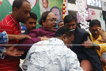 অল্পের জন্য রক্ষা পেলেন রাসিক মেয়র 