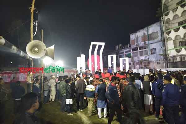 নাটোরে শব্দ বিভ্রাটে বিরক্ত শহীদ মিনারে ফুল দিতে আসা আগতরা 