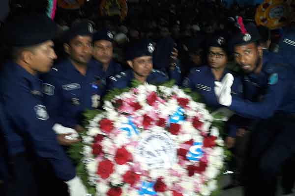 একুশের প্রথম প্রহরে শরীয়তপুরে ভাষাশহীদদের প্রতি শ্রদ্ধা