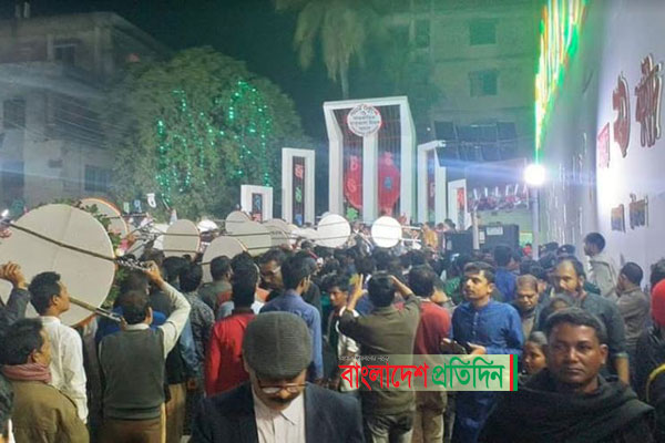 নেত্রকোনায় ভাষা শহীদদের প্রতি সকল স্তরের জনতা'র শ্রদ্ধা