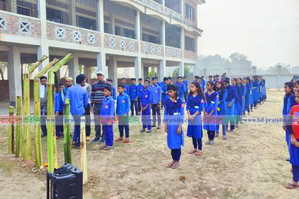 কলা গাছের তৈরি শহীদ মিনারে শ্রদ্ধা জানালো শিক্ষার্থীরা