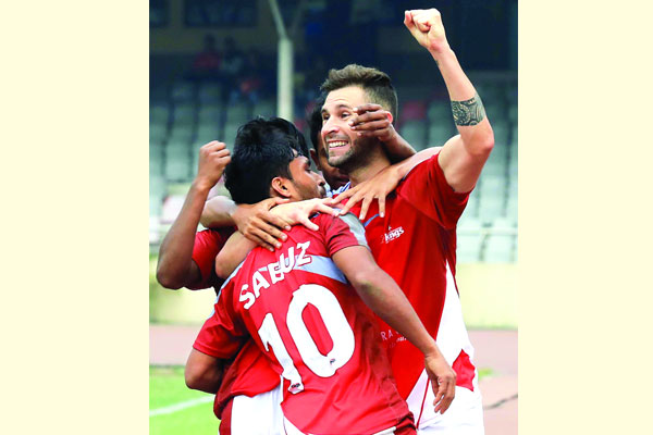 আত্মঘাতী গোলে হোঁচট কিংসের