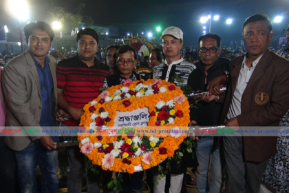 নরসিংদীতে প্রথম প্রহরে শহীদ মিনারে হাজারো মানুষের শ্রদ্ধা