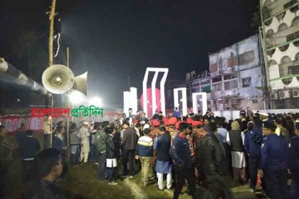নাটোরে শব্দ বিভ্রাটে বিরক্ত শহীদ মিনারে ফুল দিতে আসা আগতরা 