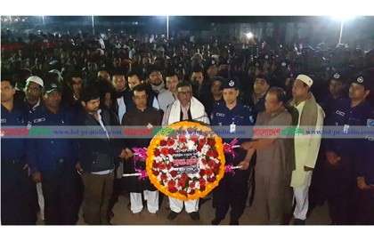 একুশের প্রথম প্রহরে মানিকগঞ্জে ভাষা শহীদদের প্রতি শ্রদ্ধা 