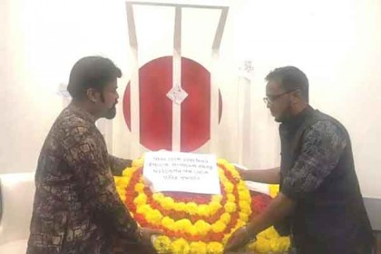 সিঙ্গাপুরে অস্থায়ী শহীদ মিনারে শ্রদ্ধা
