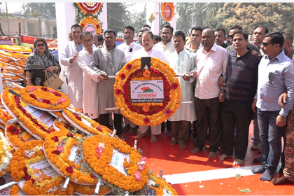 বরিশালে কেন্দ্রিয় শহীদ মিনারে সর্বস্তরের মানুষের শ্রদ্ধা 