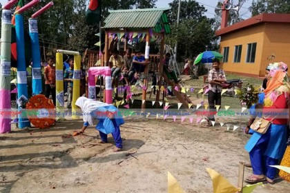 ঠাকুরগাঁওয়ে শহীদ মিনারে প্রতিবন্ধী শিশুদের পুষ্পমাল্য