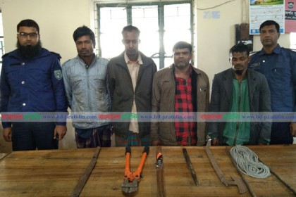 দিনাজপুরে ডাকাতির প্রস্তুতির সময় দেশীয় অস্ত্রসহ গ্রেফতার ৪