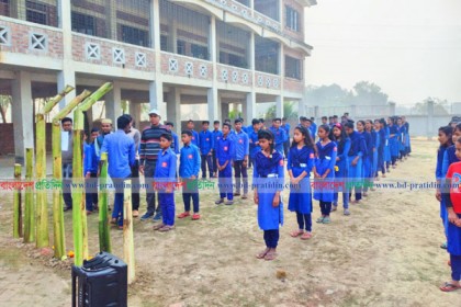 কলা গাছের তৈরি শহীদ মিনারে শ্রদ্ধা জানালো শিক্ষার্থীরা