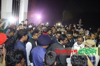 ইবিতে শিক্ষক-কর্মকর্তা দ্বন্দ্বে শহীদ মিনারে বিশৃঙ্খলা