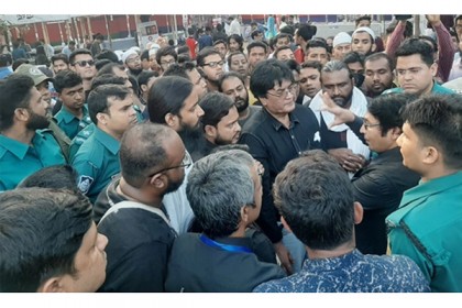 বইমেলায় পুলিশের হেনস্তার শিকার প্রচ্ছদশিল্পী চারু পিন্টু