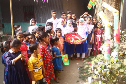 রঙিন কাগজের শহীদ মিনারে শিশুদের শ্রদ্ধাঞ্জলি