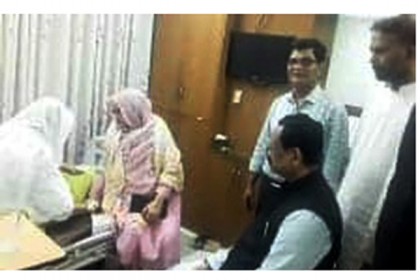 আ জ ম নাছিরের অসুস্থ মায়ের শয্যাপাশে 
মেয়র প্রার্থী রেজাউল