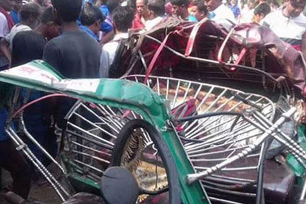 ময়মনসিংহে বাসচাপায় অটোরিকশার ৪ যাত্রী নিহত