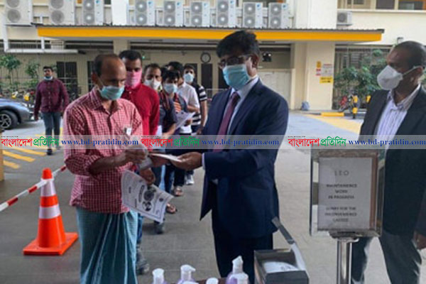 সিঙ্গাপুরে করোনা সচেতনতায় বাংলাদেশ দূতাবাসের লিফলেট বিতরণ