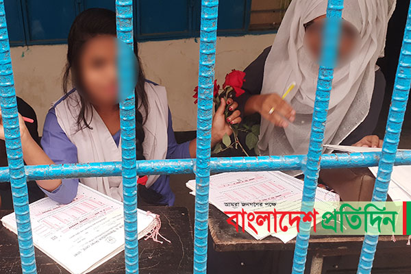 এসএসসি পরীক্ষার খাতা দেখছে স্কুল শিক্ষার্থীরা!