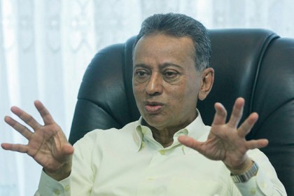সরকারের ভয়ে প্রতিবাদ করতে পারছি না : আমির খসরু