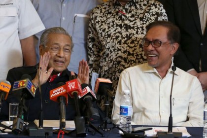 আনোয়ার ইব্রাহিমের হাতে কি ক্ষমতা তুলে দিচ্ছেন ড. মাহাথির? 