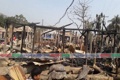 নোয়াখালীতে ১৫টি দোকান ভস্মীভূত