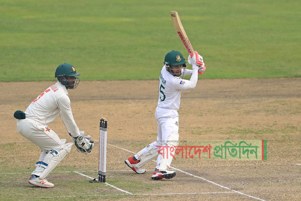 মুমিনুল ফিরলেও 'অপ্রতিরোধ্য' মুশফিক
