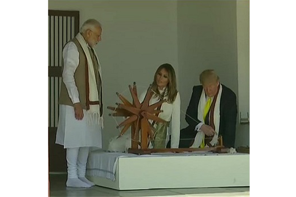 গান্ধী আশ্রমে চরকা কাটলেন ট্রাম্প