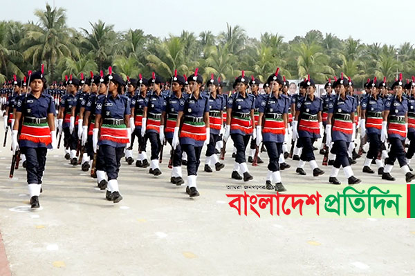খুলনায় নারী পুলিশের বর্ণাঢ্য শিক্ষা সমাপনী কুচকাওয়াজ