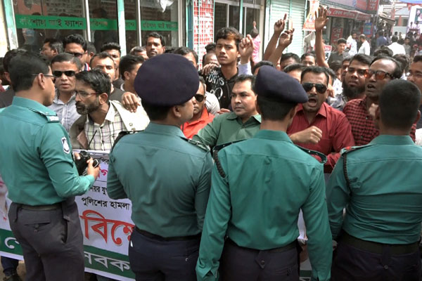 খালেদার মুক্তির দাবিতে বরিশালে বিক্ষোভ মিছিলে পুলিশের বাধা