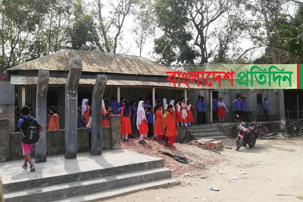 বখাটের ভয়ে শিক্ষার্থীদের স্কুলে আসা বন্ধ!