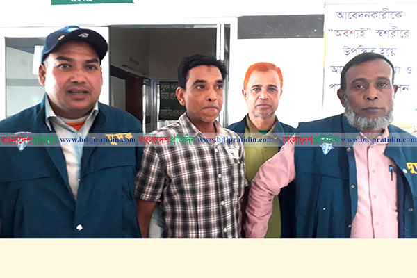 ৩৪০০ টাকার পাসপোর্ট ফি ৫২০০ টাকা চেয়ে দুদকের হাতে ধরা