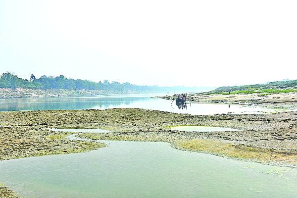 গড়াই নদী এখন শুধুই ধু-ধু বালুচর