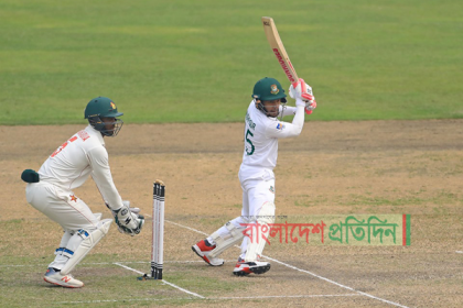 মুমিনুল ফিরলেও 'অপ্রতিরোধ্য' মুশফিক