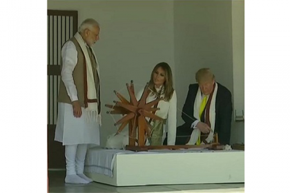 গান্ধী আশ্রমে চরকা কাটলেন ট্রাম্প