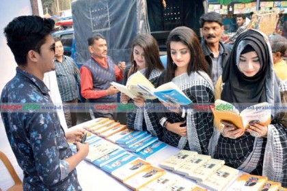 বগুড়ার বইমেলায় নারীর পছন্দ উপন্যাস