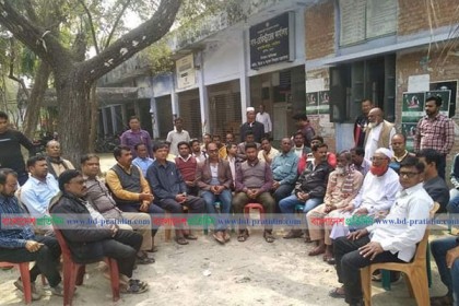 নাটোরে সাব-রেজিস্ট্রারের বদলির দাবিতে দলিল লেখকদের কলম বিরতি