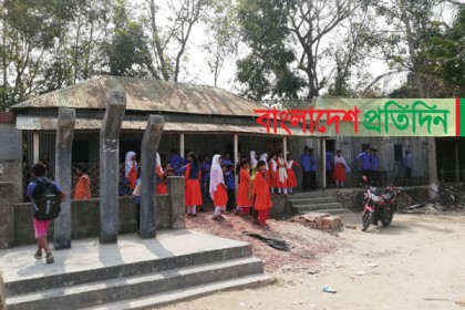 বখাটের ভয়ে শিক্ষার্থীদের স্কুলে আসা বন্ধ!