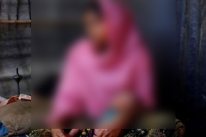 বিচার না পেয়ে ধর্ষণে জন্ম নেয়া নবজাতককে নিয়ে থানায় কিশোরী