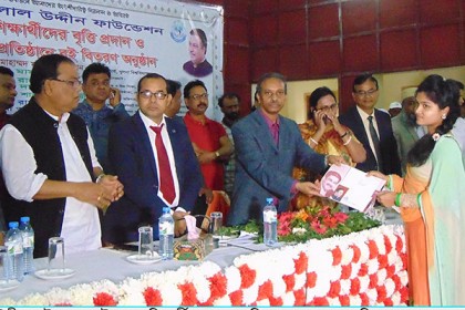 বাগেরহাটে ৫৩০ শিক্ষার্থীকে বৃত্তি প্রদান