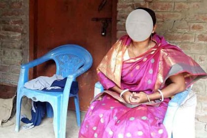স্ত্রীর স্বীকৃতির দাবিতে প্রেমিকের বাড়িতে তরুণীর অনশন