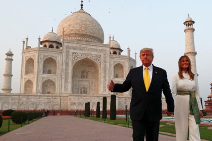 মেলানিয়ার হাতে হাত রেখে তাজমহলে ট্রাম্প