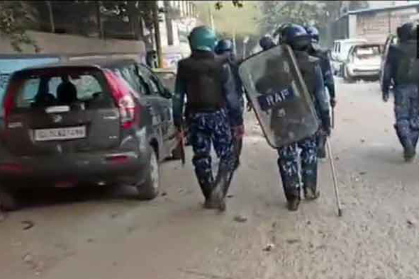 ট্রাম্পের সফরের দ্বিতীয় দিনেও জ্বলছে দিল্লি, তড়িঘড়ি বৈঠকে অমিত শাহ