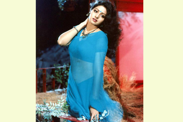 
'নায়ককে জড়িয়ে ধরলেও বুকের কাছে হাত দুটো রেখে দিতেন'