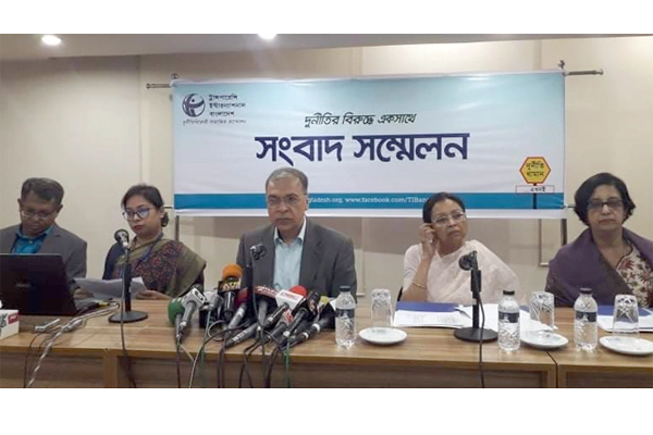 বড় ধরনের দুর্নীতির ক্ষেত্রে পদক্ষেপ নিচ্ছে না দুদক: টিআইবি