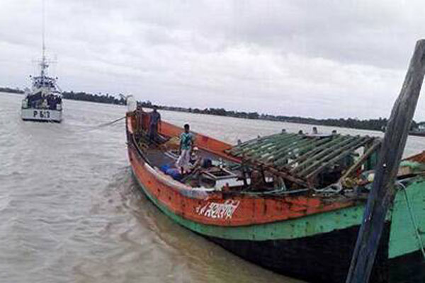 সমুদ্রপথে মালয়েশিয়া যাওয়ার পথে দালালসহ ২০ রোহিঙ্গা আটক