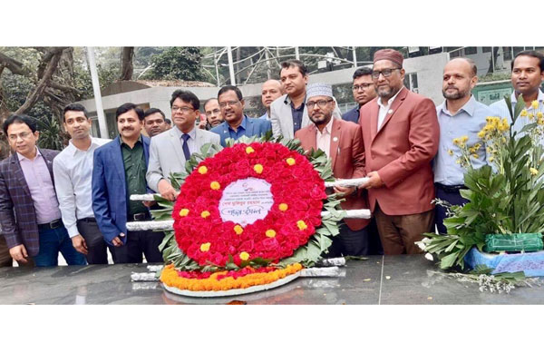 বঙ্গবন্ধুর প্রতিকৃতিতে তথ্য অ্যাসোসিয়েশনের নতুন কমিটির শ্রদ্ধা 